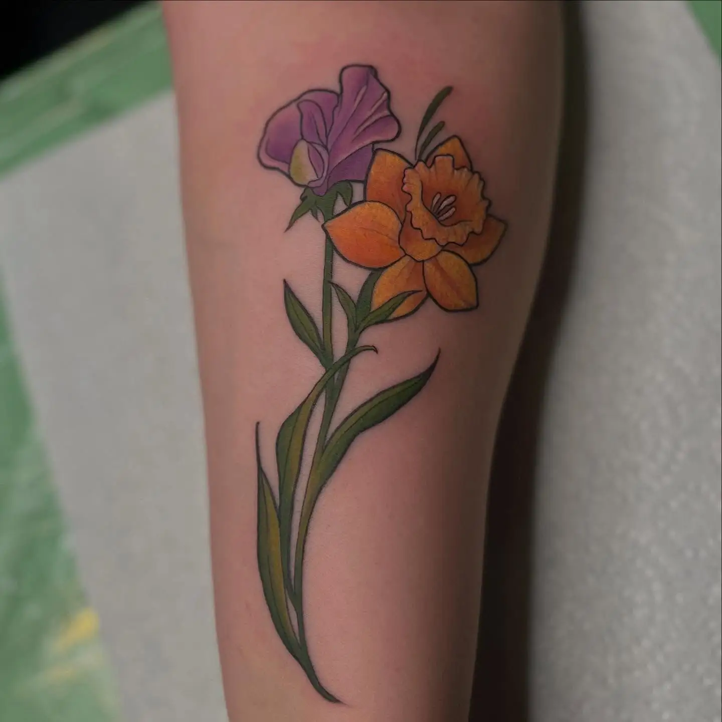 Birth flowers in color: an orange daffodil and a purple sweet pea
