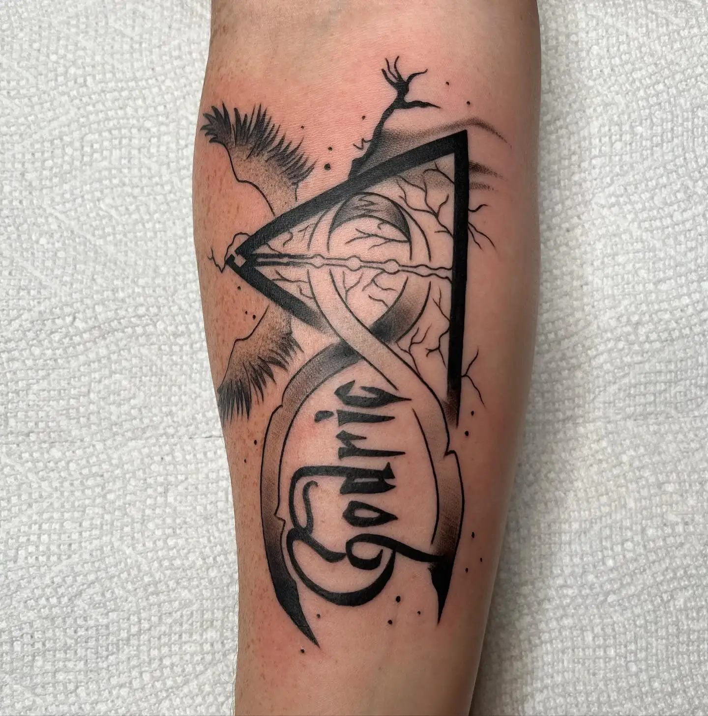 Harry Potter Deathly Hallows symbol with script