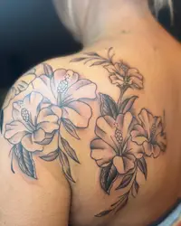 Black and grey hibiscus flowers wrapping a shoulder