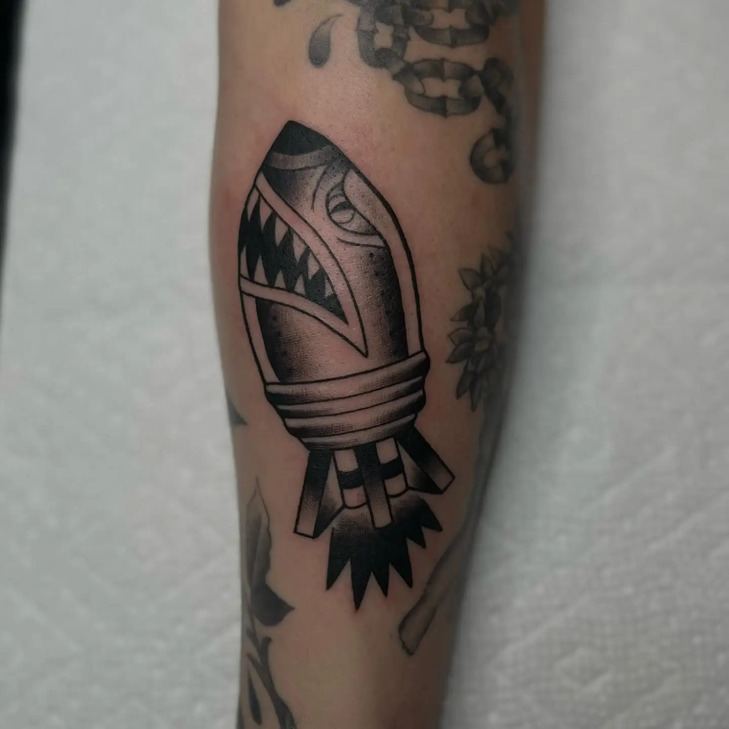 American traditional bomb with shark teeth in black and grey