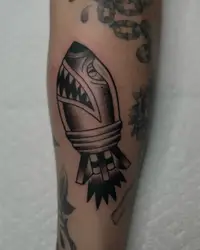 American traditional bomb with shark teeth in black and grey